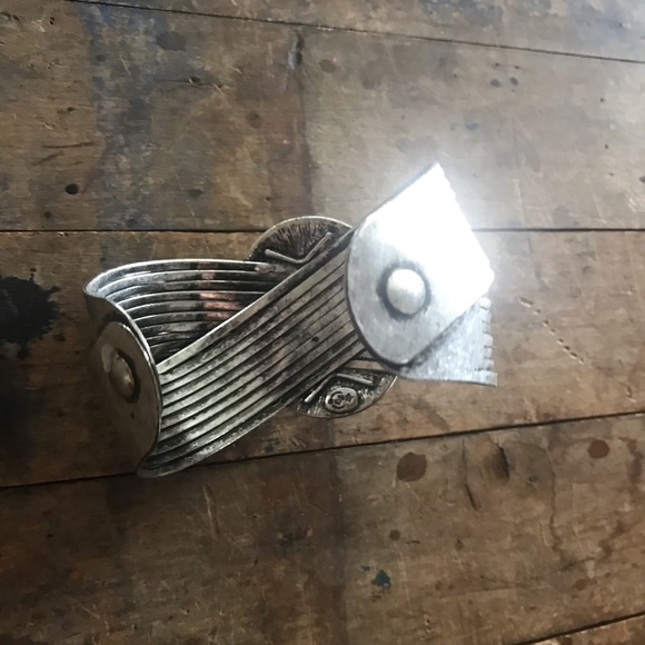 Silver cuff crisscrossing design and brown speckled stone - Picture 5 of 9